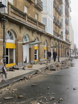 Daños provocados en locales y mobiliario urbano por el temporal de olas.
