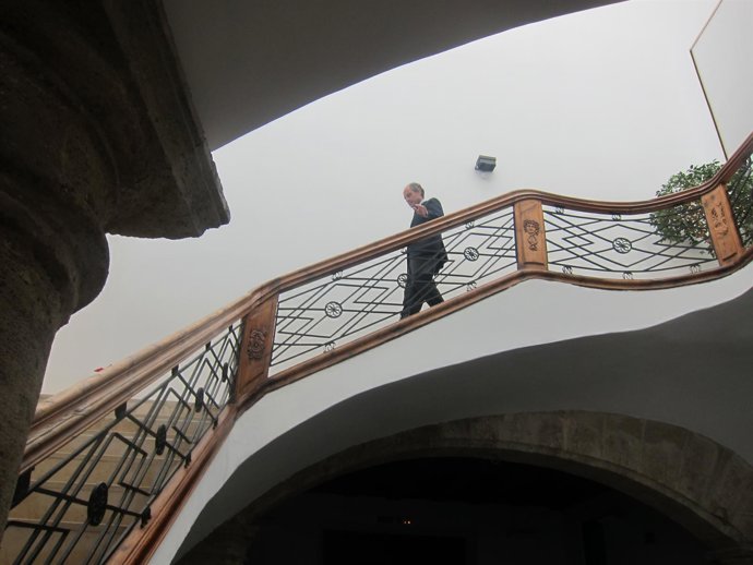 Camps baja las escaleras tras testificar en el caso Nóos