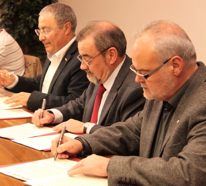 Molina, González y Hernández firman la declaración contra la economía sumergida.