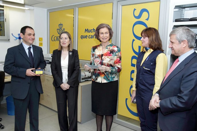 La Reina visita las instalaciones de Correos