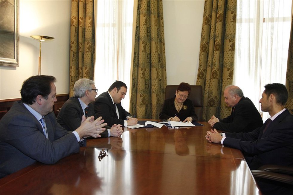 Luisa Pastor y Francisco Javier Ruiz firman el acuerdo sobre el MARQ