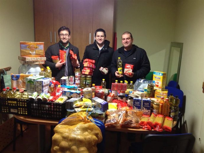 La junta vecinal de Boo recoge alimentos para las familias necesitadas