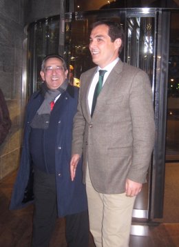 José Antonio Nieto con el concejal Ricardo Rojas