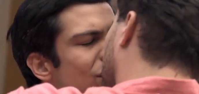 Primer beso gay en una telenovela de Brasil