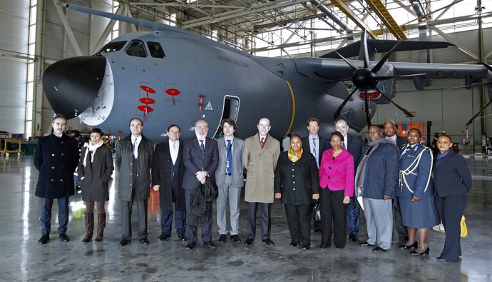 La ministra de Defensa de Sudáfrica visita Airbus Military e Indra