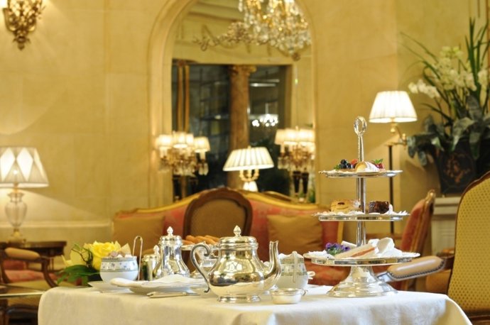 Mesa con tazas de té