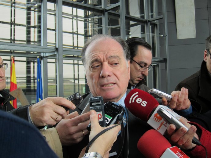 Tomás Villanueva, consejera de Economía y Empleo.