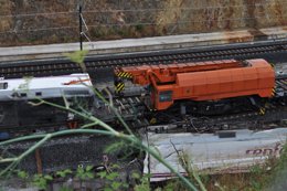 Máquina transformadora y locomotora del tren descarrilado en Angrois