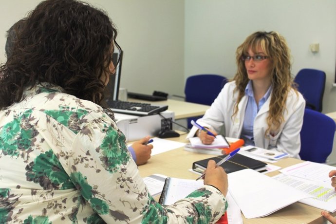 Una Doctora Atiende A Una Paciente En Consulta