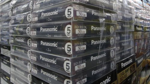 Logos de Panasonic en una tienda de artículos electrónicos en Tokio, mayo 9 2013