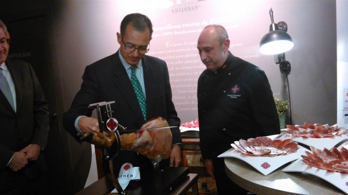 Ossorio en la inauguración de la tienda de Beher