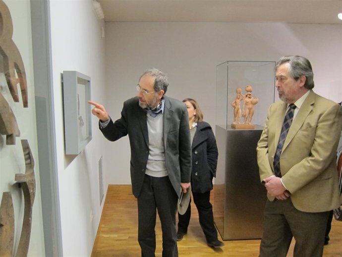 El nieto del escultor Pablo Gargallo y el alcalde , Juan Alberto Belloch