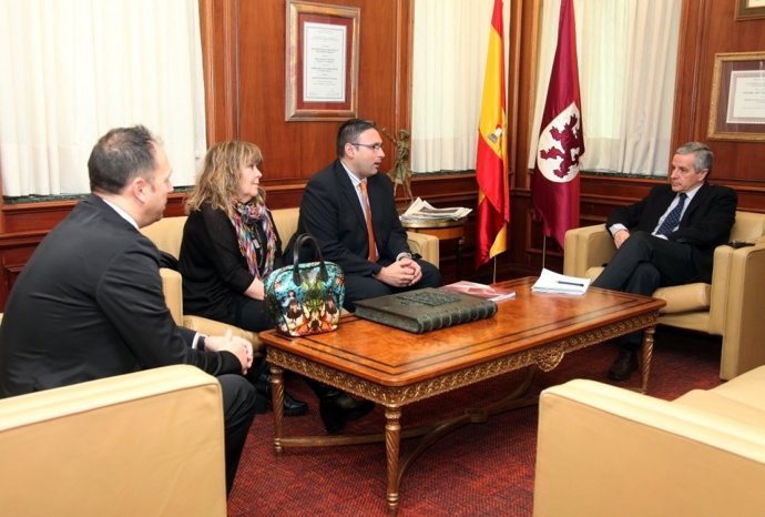 El alcalde de León (derecha) junto a varios representantes de empresas