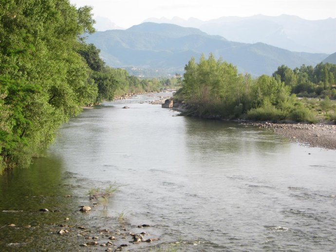 Río Ésera, a su paso por Aínsa