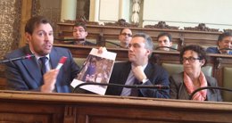 Óscar Puente muestra una fotografía durante un Pleno municipal de Valladolid
