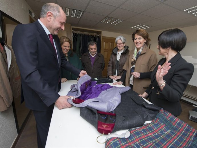 Un momento de la visita de Barcina a la empresa Segura Taylor.