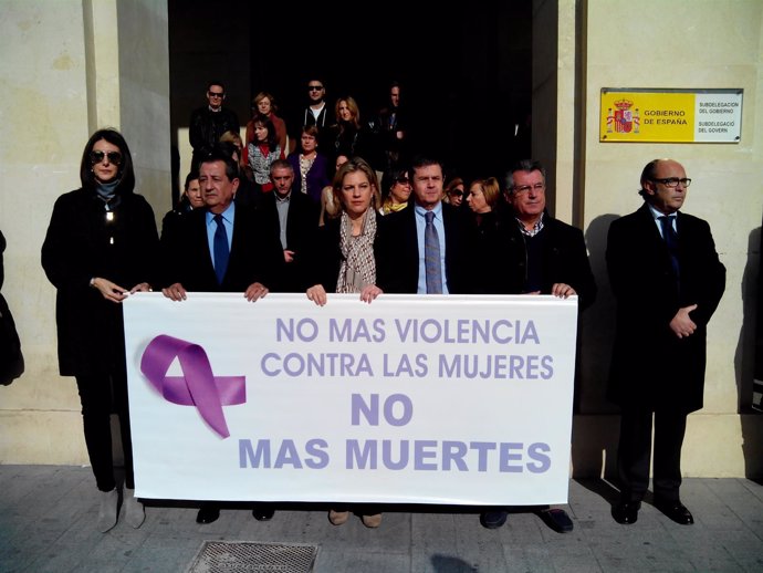 Paula Sánchez de León en la concentración por el asesinato de una mujer