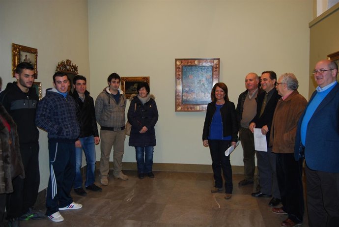 Gómez (centro) junto a responsables del museo y los alumnos en la Sala V