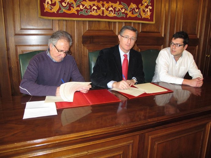 Firma del convenio entre el Ayuntamiento y el CD Teruel