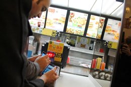 Cortés, realiza prueba el nuevo servicio de Momo Pocket.