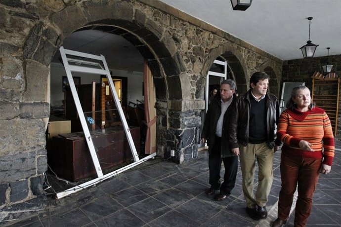 Javier Fernández, en su visita a las zonas afectadas