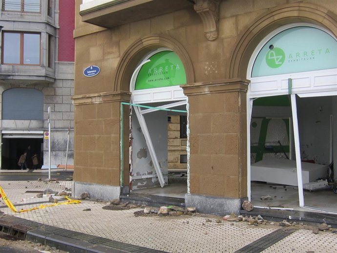 Daños causados por las olas en un local donostiarra.