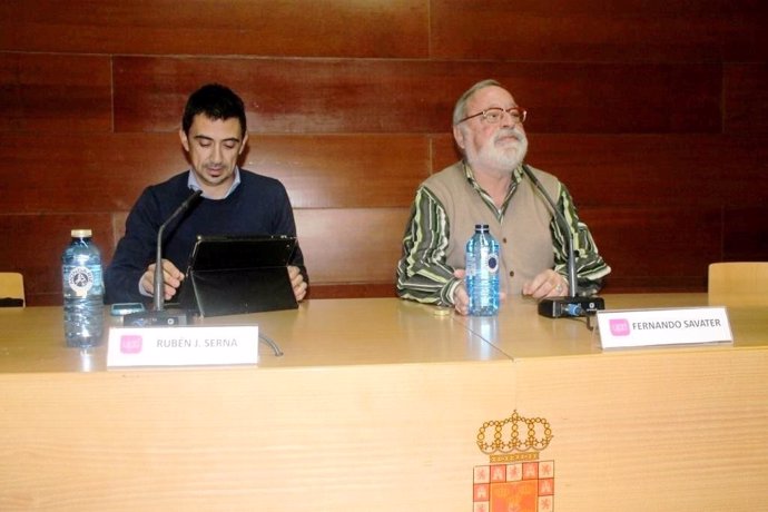 Fwernando Savater en Murcia junto al concejal de UPyD Rubçén Serna
