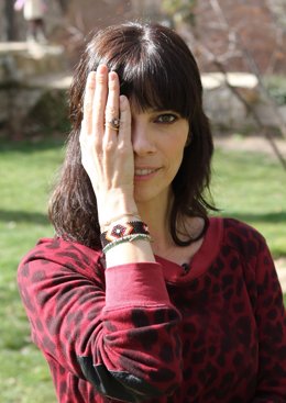 Maribel Verdú se fotografia con pulseras de la ONG Mundo Cooperante