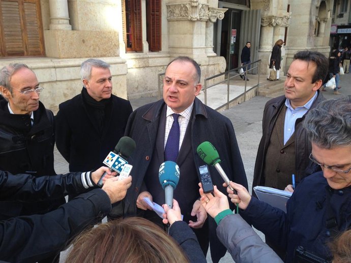 Calabuig atiende a los medios de comunicación