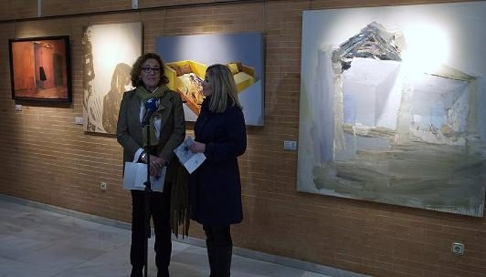Yolanda Pelayo, en la muestra del Premio UNIA de Pintura. 