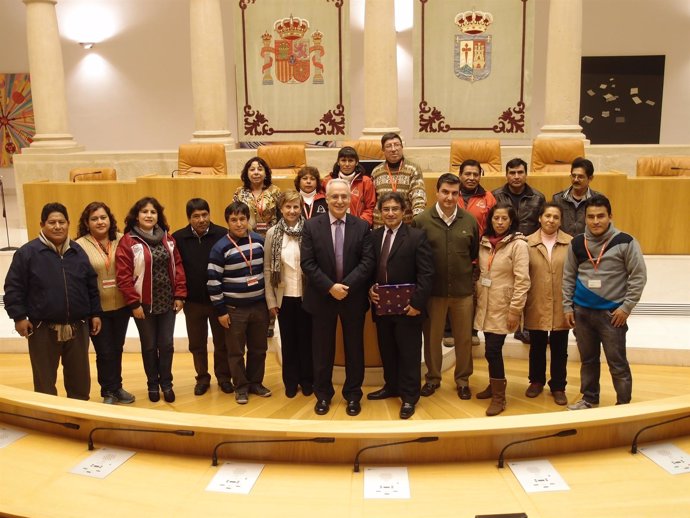 Ceniceros recibe a 15 profesores peruanos que participan en un curso en la UR