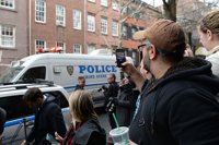 Interrogan a 4 personas por la muerte de Seymour Hoffman