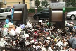 Las calles de Alcorcón continúan llenas de basura