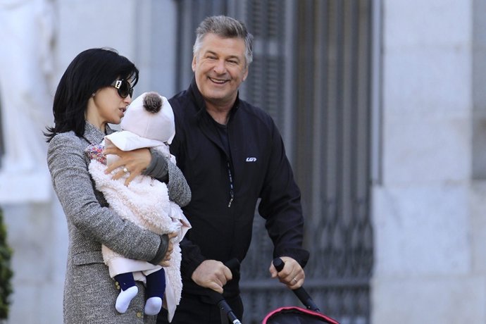 Alec Baldwin disfruta de Madrid paseando en familia