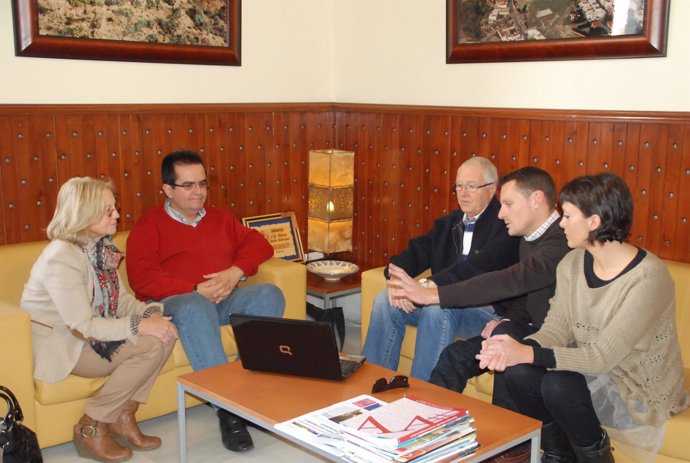Antonio Jesús Rodríguez en su despacho junto a representantes del touroperador