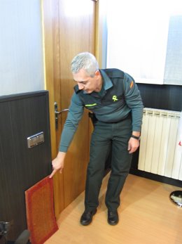 El portavoz de la Guardia Civil muestra cómo colocaba la banda los felpudos