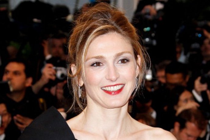 CANNES, FRANCE - MAY 25:  Julie Gayet attends the "Cosmopolis" premiere during t