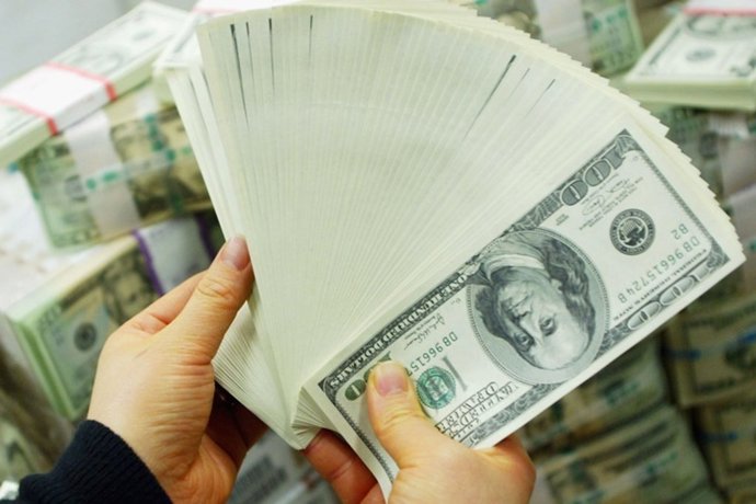 SEOUL, SOUTH KOREA - FEBRUARY 22:  A South Korean banker carries US dollar bank 
