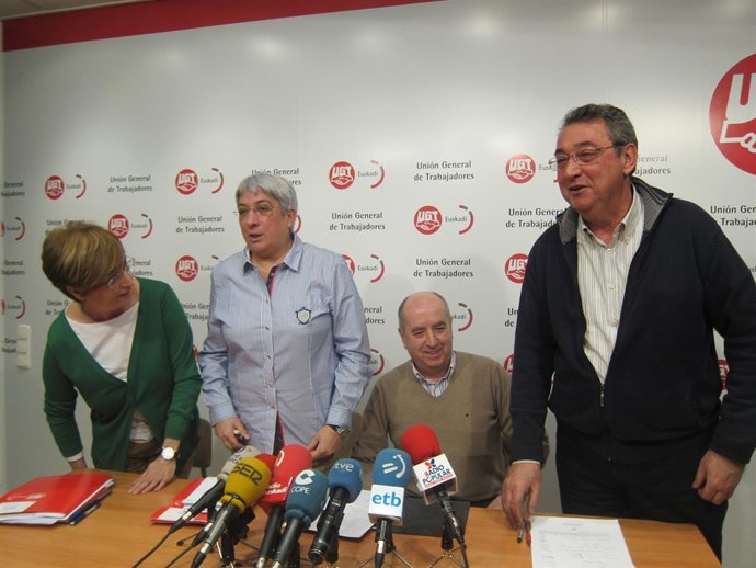 Raúl Arza y Toni Ferrer, junto a otras dirigentes de UGT