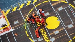 Foto tomada desde el 'Pesca II' del rescate de tripulantes del Esnaad.