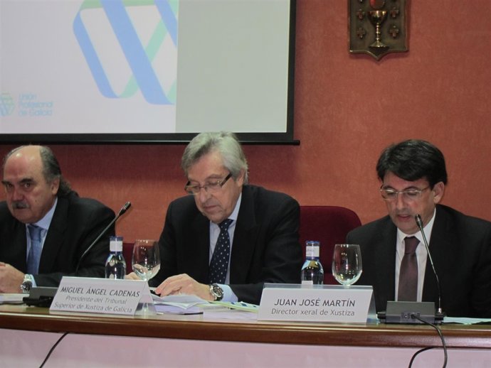 El presidente del TSXG (centro).