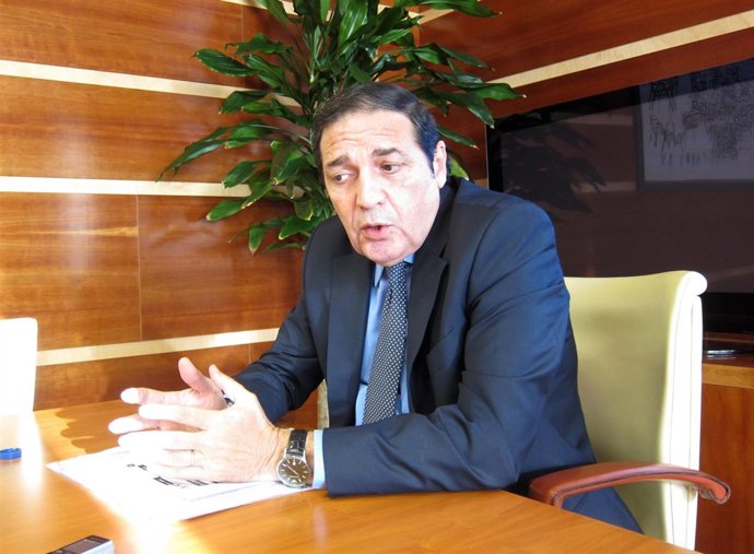 Antonio María Sáez Aguado en su despacho