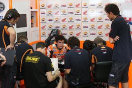 Márquez charlando con sus mecánicos