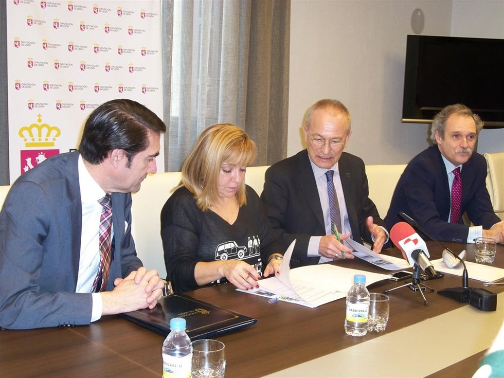  Participantes La Firma De La Cesión Del Antiguo Laboratorio De Inviotec.