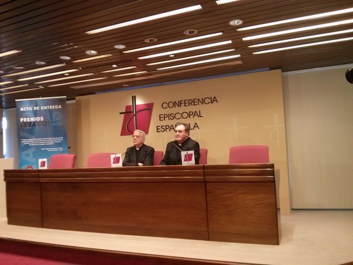 Lombardi en rueda de prensa en España