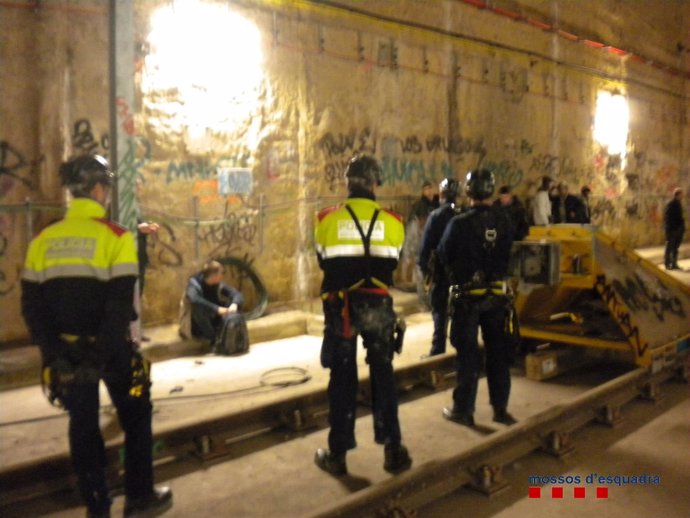 Dispositivo policial contra las pintadas de 'graffiti' en el Metro