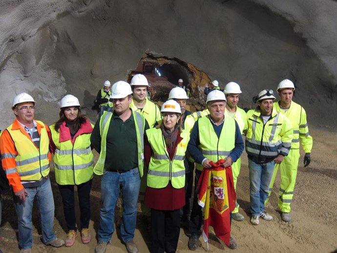 Pastor rodeada de los trabajadores que han llevado a cabo el calé del túnel