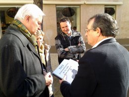 El portavoz del grupo municipal del PP, Eloy Suárez, con vecinos de Don Jaime I