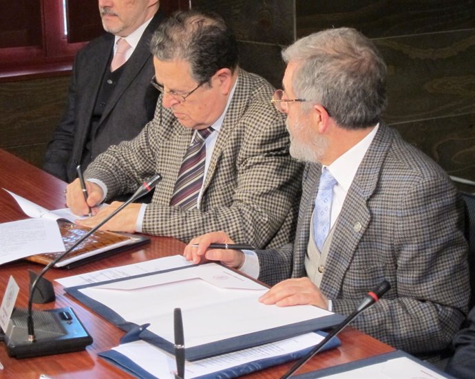 El presidente de la AECC en Valladolid y el rector de la UVa firman el acuerdo