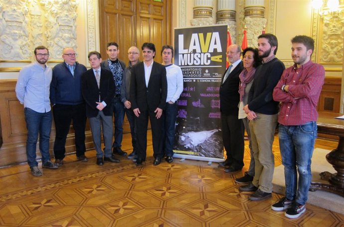 De la Riva y Cantalapiedra, a la derecha, con los  promotores y artistas 